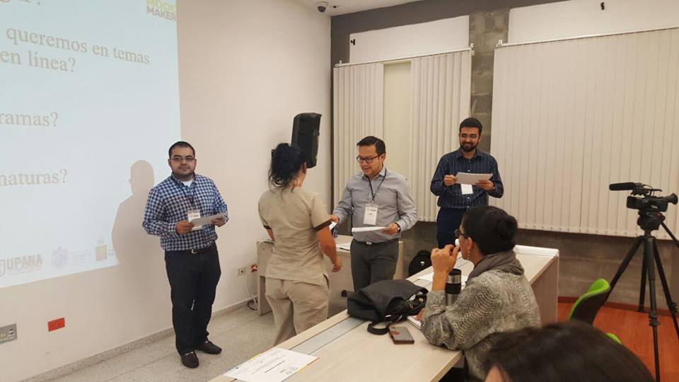 Entrega de reconocimiento a participantes