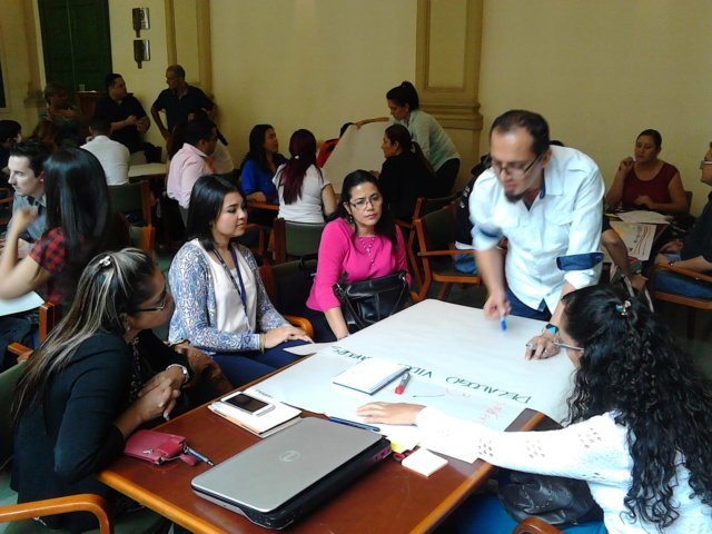 Participantes realizando trabajo grupal