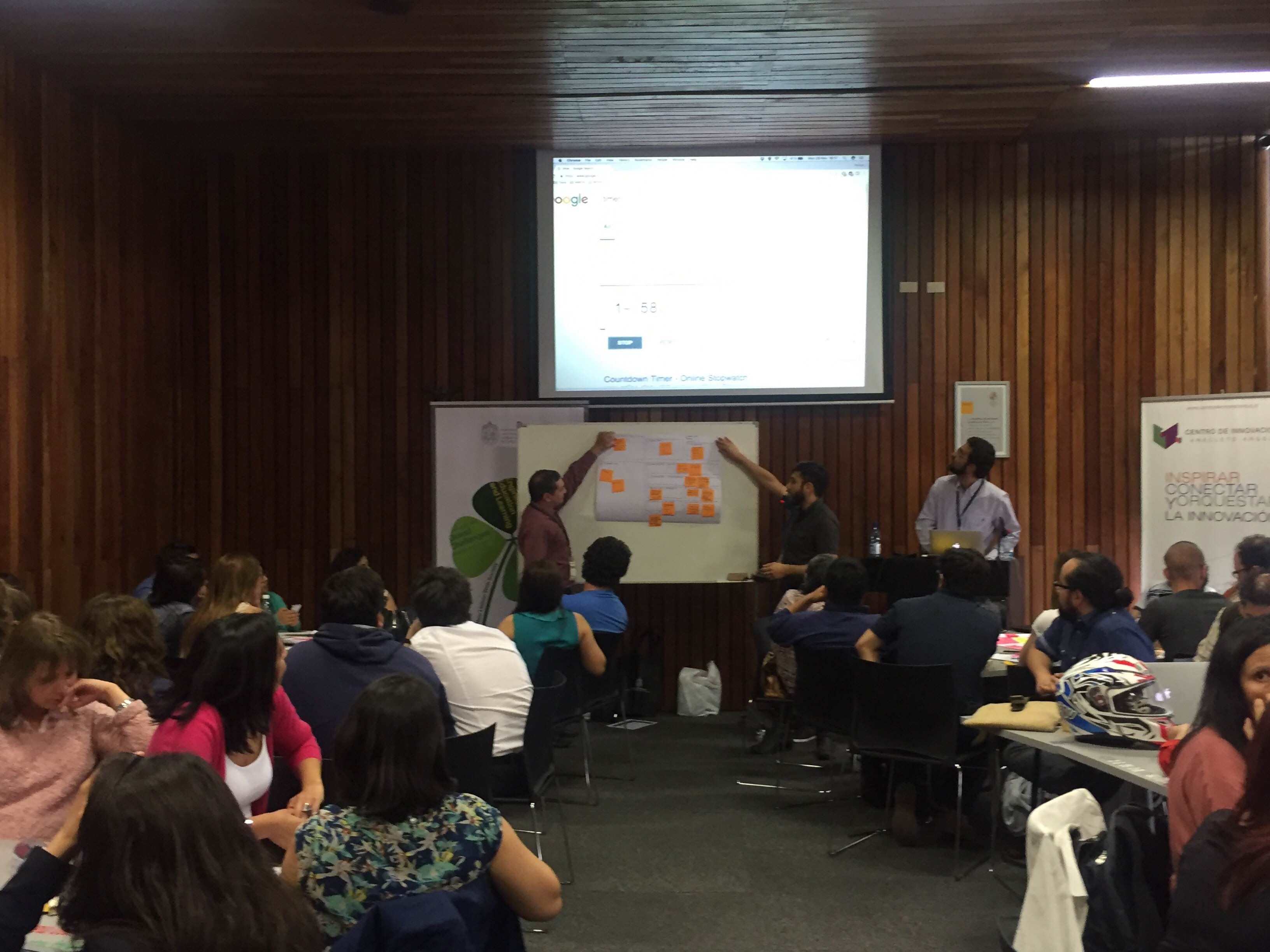 Carlos Alario PhD impartiendo taller "Diseño de MOOCs"